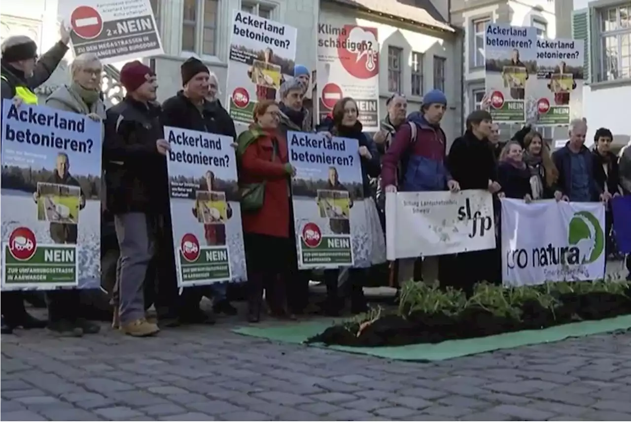 Berner Bauern protestieren gegen Strasse - Schweizer Bauer