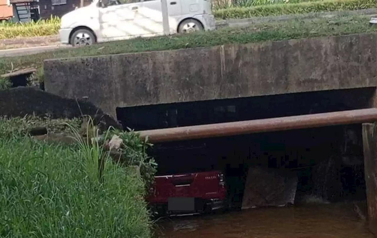 4WD entered culvert following floods, driver safe, say Penampang cops