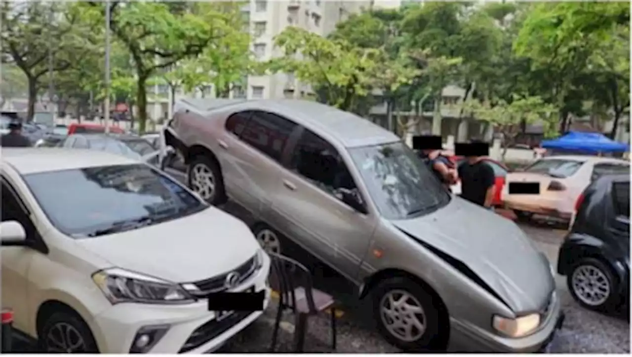 Drug bust: Cars damaged in Jalan Klang Lama after man attempted to escape from cops