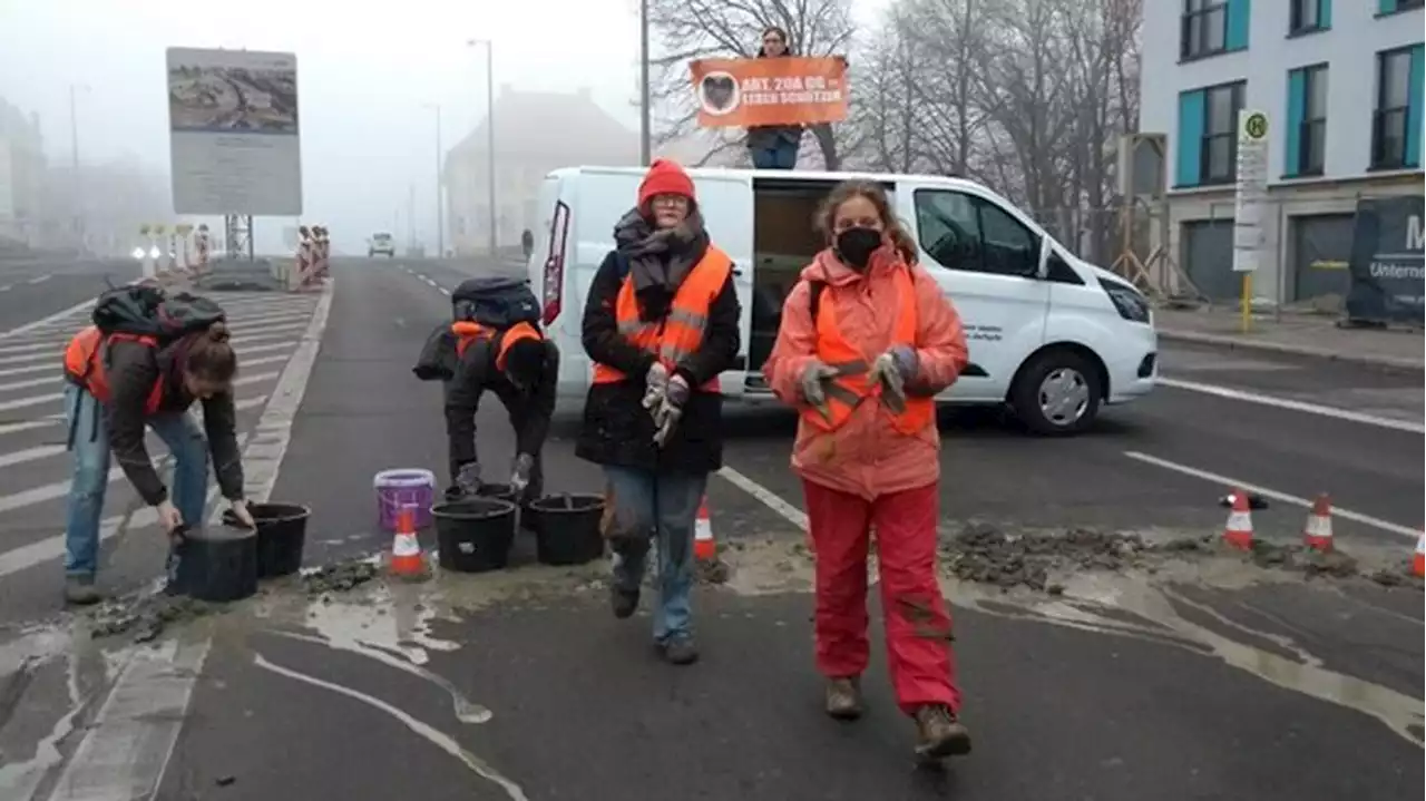 Staus in Berlin-Mitte: Klimaaktivisten schütten Beton auf Mühlendammbrücke