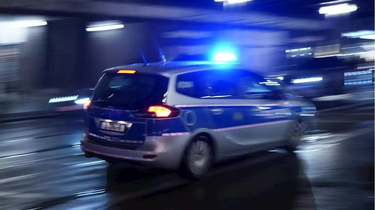 Vermutlich zu hoch beladen: Lastwagen reißt Betonteile aus Autobahnbrücke nördlich von Wittstock