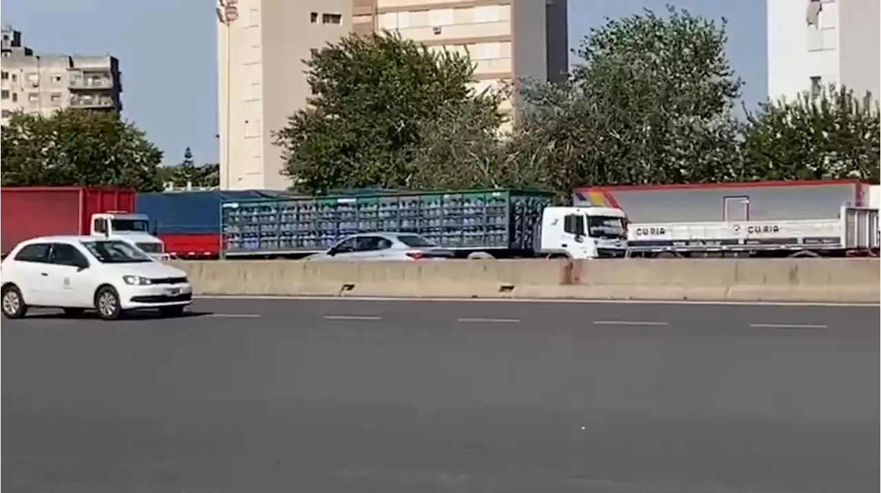 Video: por los cortes, camiones y autos circularon a contramano por la autopista Riccheri