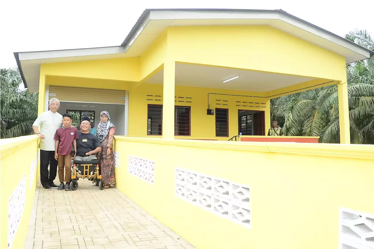 OKU teruja terima rumah YASA kurniaan Agong