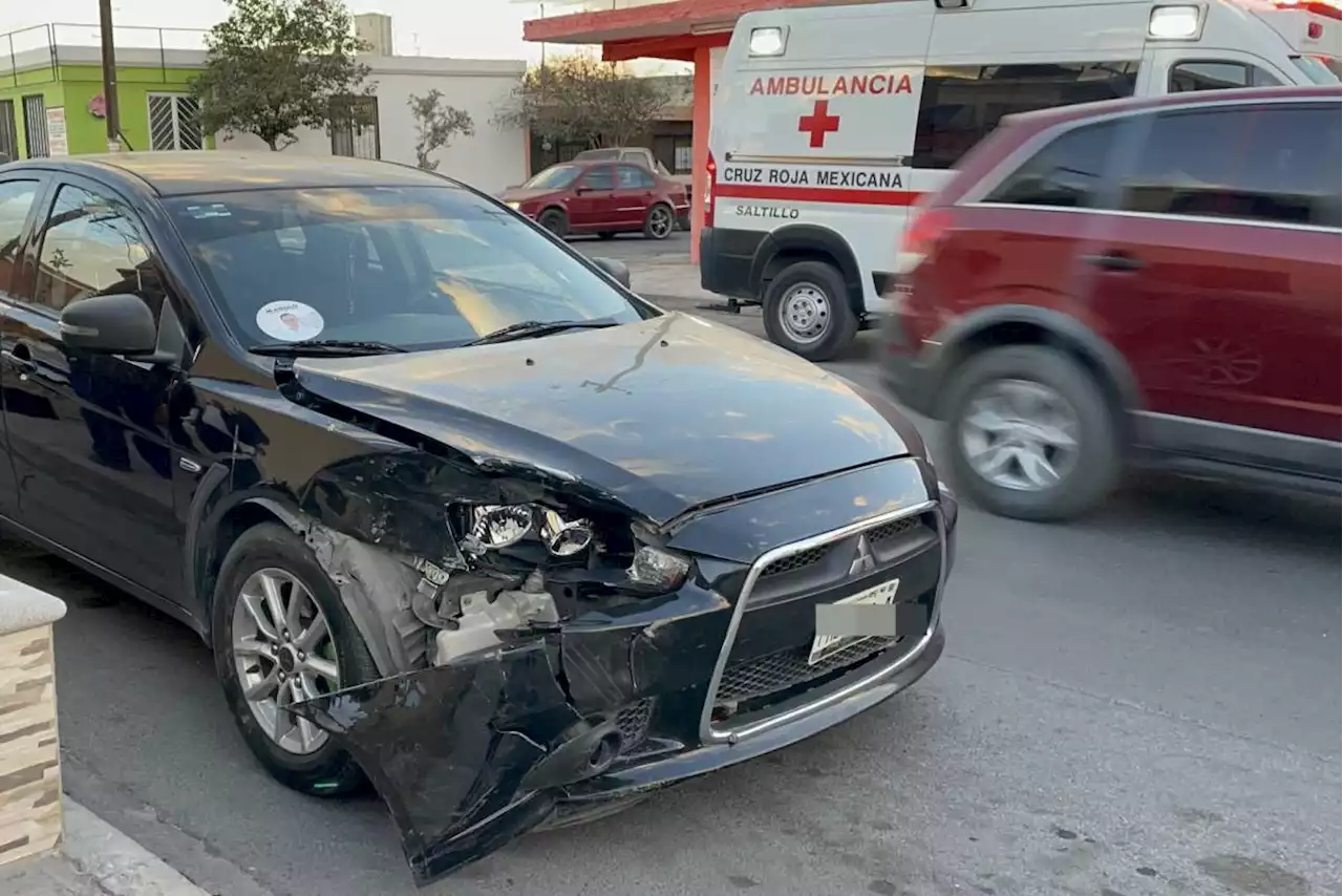 Quita derecho de paso y ocasiona aparatoso accidente en Centro de Saltillo