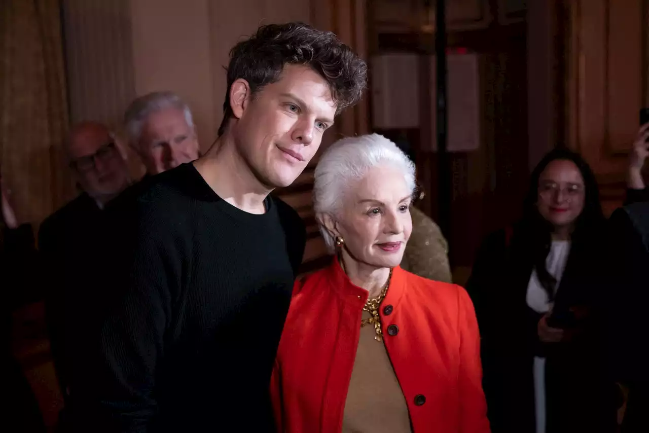 Abrigo rojo, melena blanca, elegancia intacta: la siempre impecable Carolina Herrera asiste al desfile de su firma en Nueva York