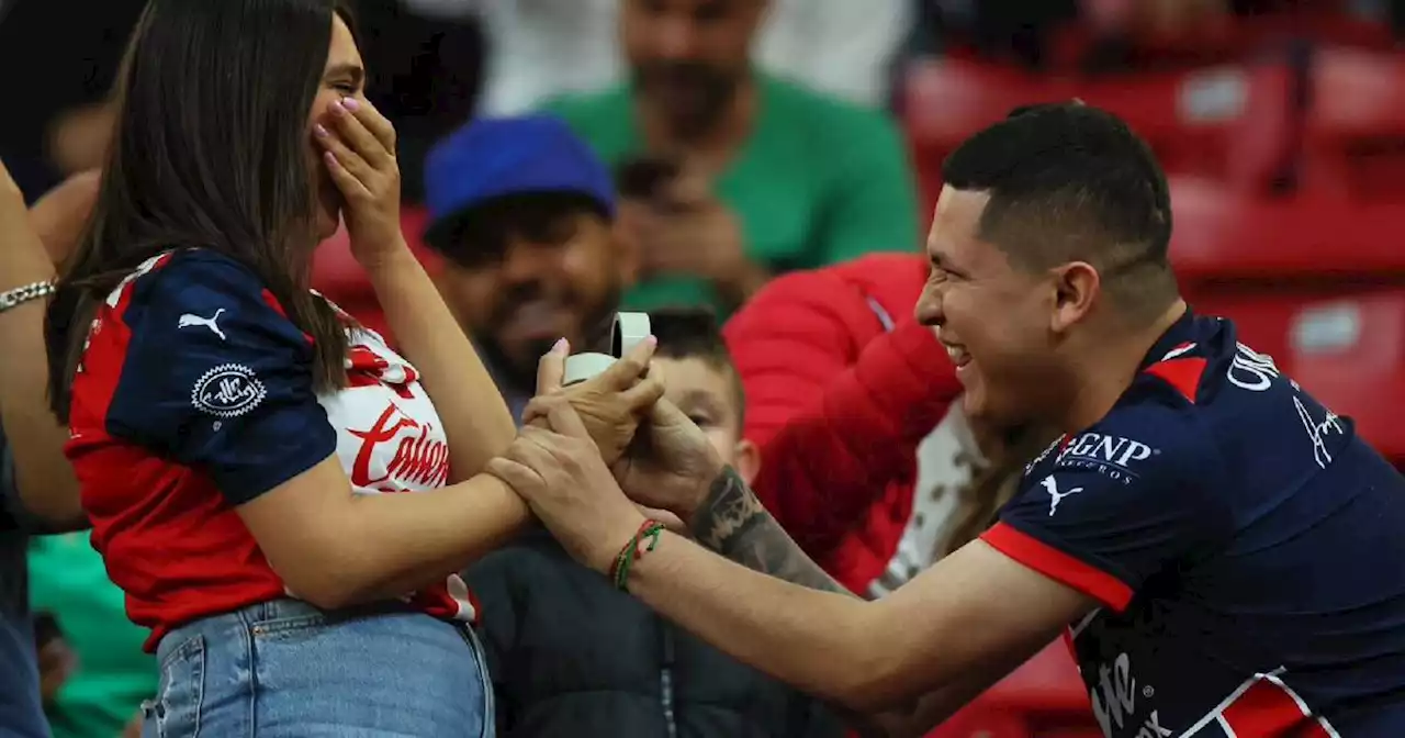 VIDEO: Le pide matrimonio en pleno partido de las Chivas