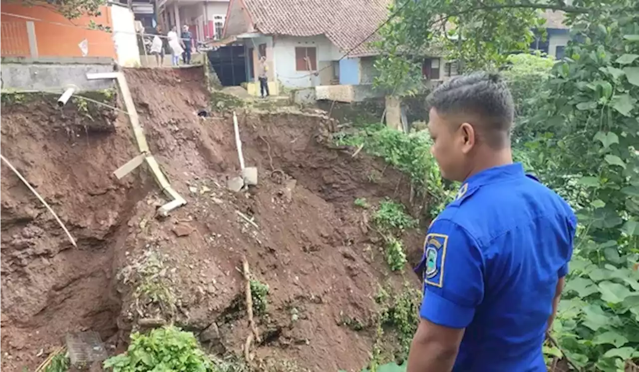 Tebing Setinggi 35 Meter di Kuningan Longsor