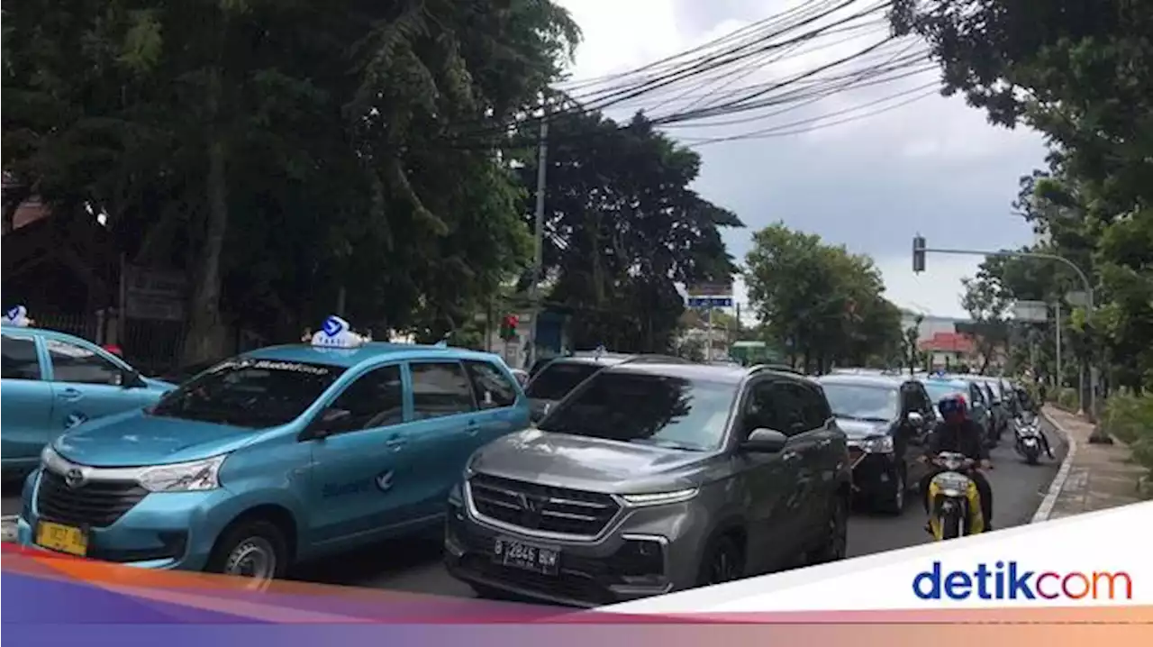 Jalan Merdeka Barat Ditutup karena Ada Demo, Lalin Jalan Abdul Muis Macet