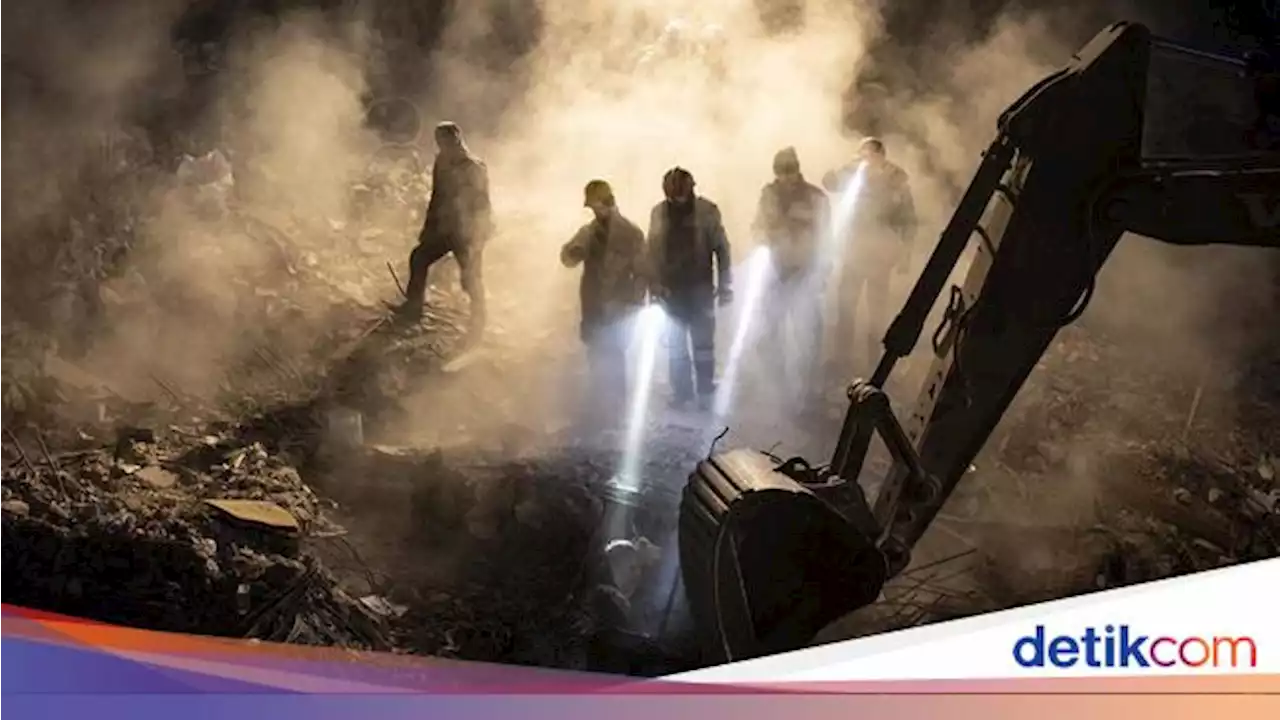 Perjuangan Tim SAR Menembus Debu untuk Cari Korban Gempa Turki