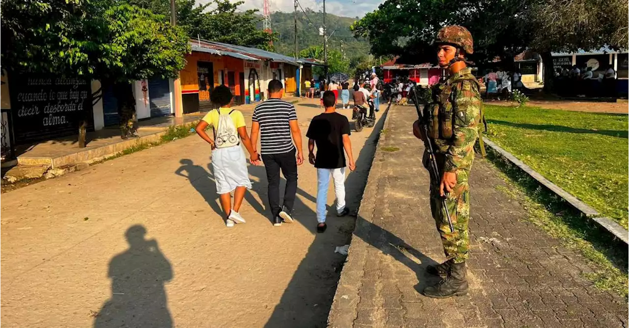 Ante rumores de desplazamiento forzado en Puerto López, Ejército desplegó más hombres en la zona