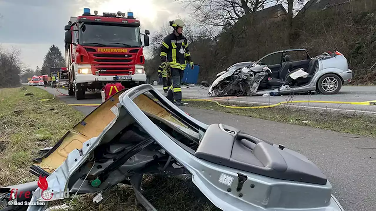 D: Feuerwehr befreit Fordfahrer nach Kollision mit Lkw aus Auto → Lkw landet in Bad Salzuflen im Graben