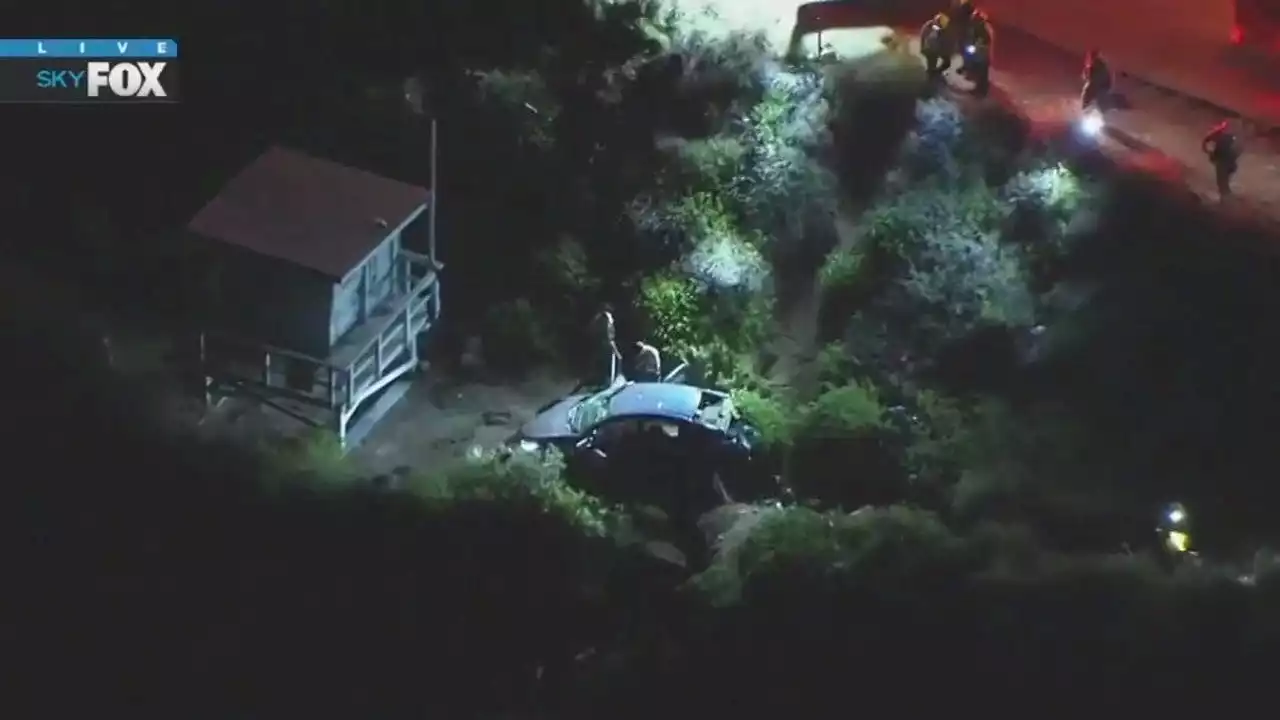 2 airlifted to hospital after PCH crash in Malibu