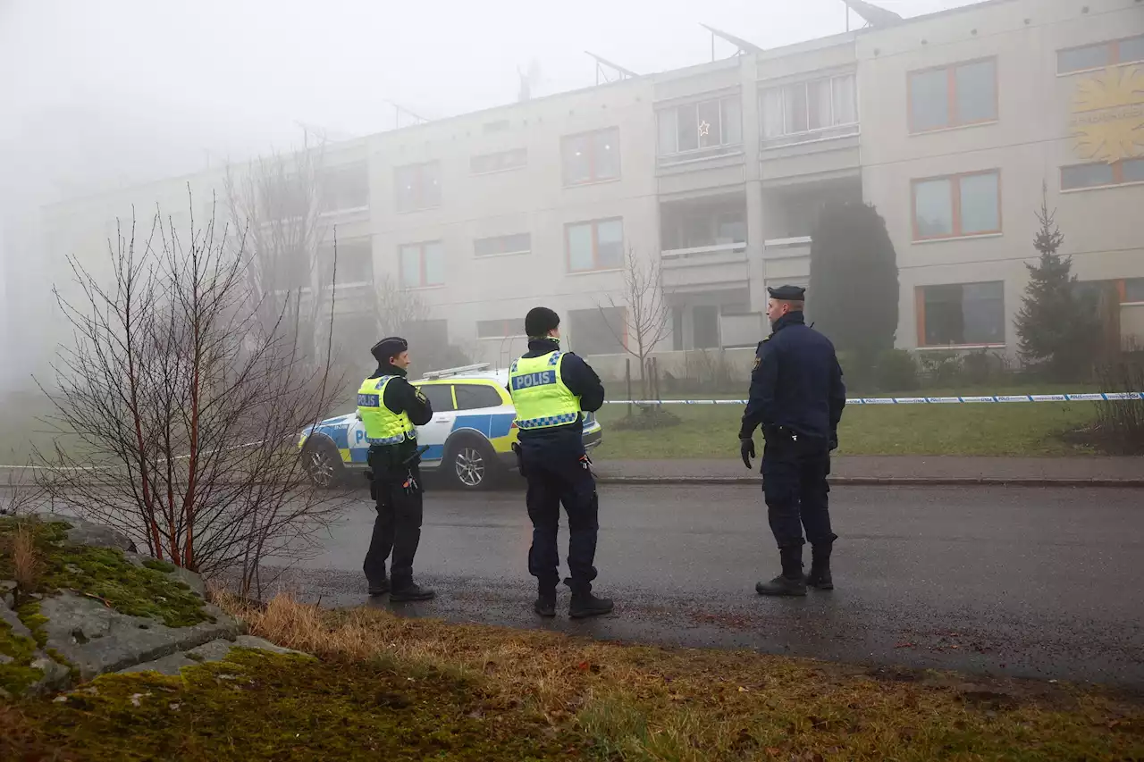 Stenkastning mot balkong i Gårdsten