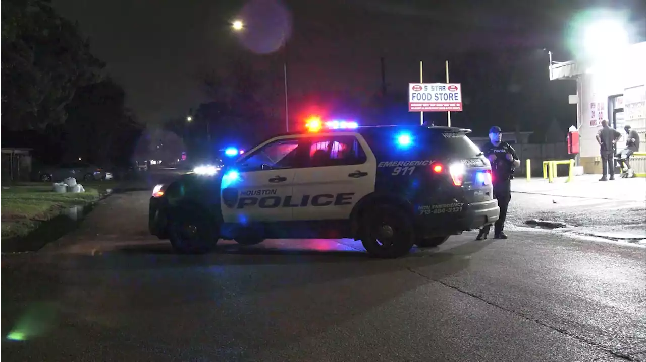 Man injured after shooting outside southeast Houston convenience store