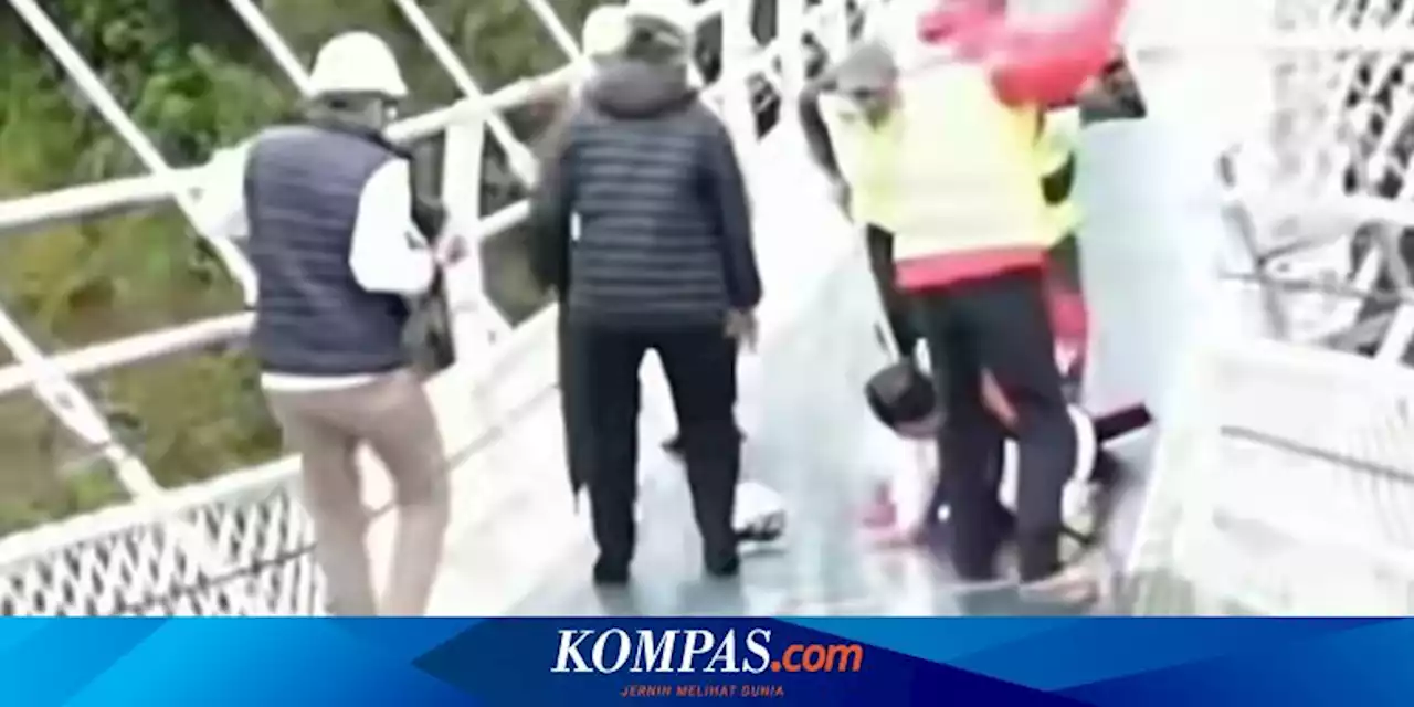 Khofifah Terpeleset Saat Berjalan di Jembatan Kaca Gunung Bromo, Pemprov: Semua Baik-baik Saja