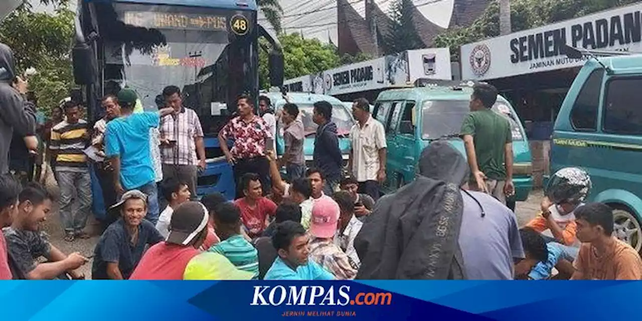 Puluhan Sopir Angkot 'Lurus' Demo Trans Padang Menuju Unand, Penumpang Dipaksa Turun