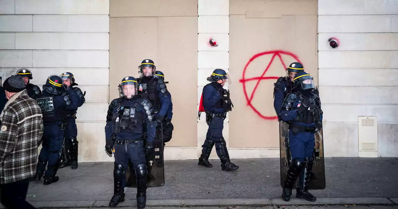 A Paris, le maintien de l’ordre évolue, les matraques restent