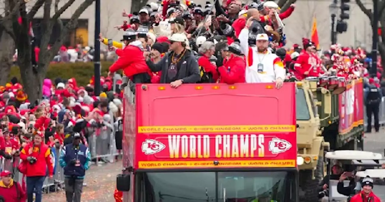 Kansas City Chiefs celebra título del Super Bowl LVII con aficionados