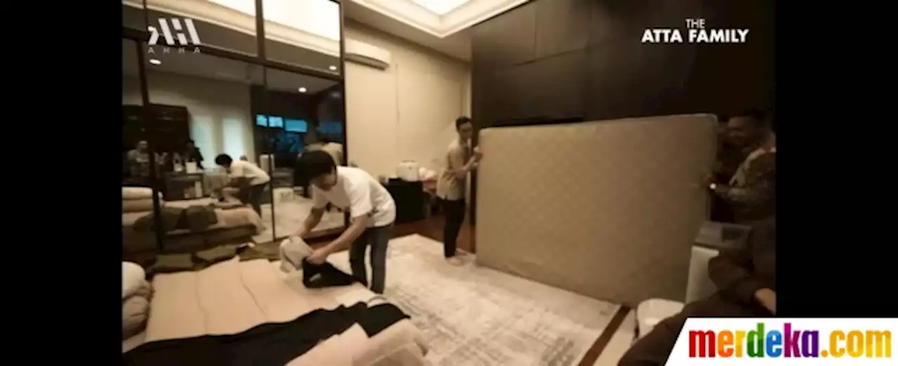 Foto : Atta Aurel Beli Kasur Baru buat Tidur Ber-3, Ini Potretnya Disebut Terbesar di Dunia | merdeka.com