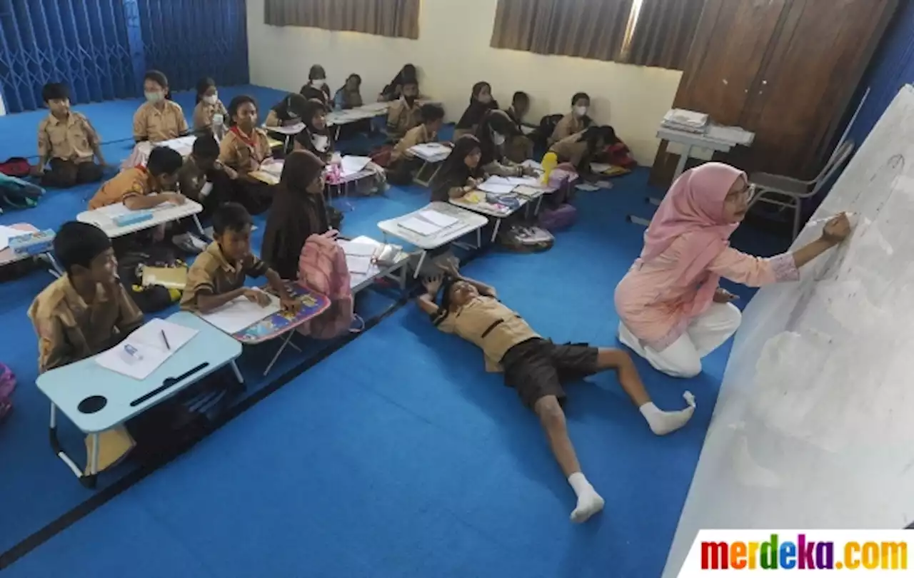 Foto : Sudah 2 Pekan Murid SDN Bojong Nangka 02 di Bogor Belajar Tanpa Meja dan Kursi | merdeka.com