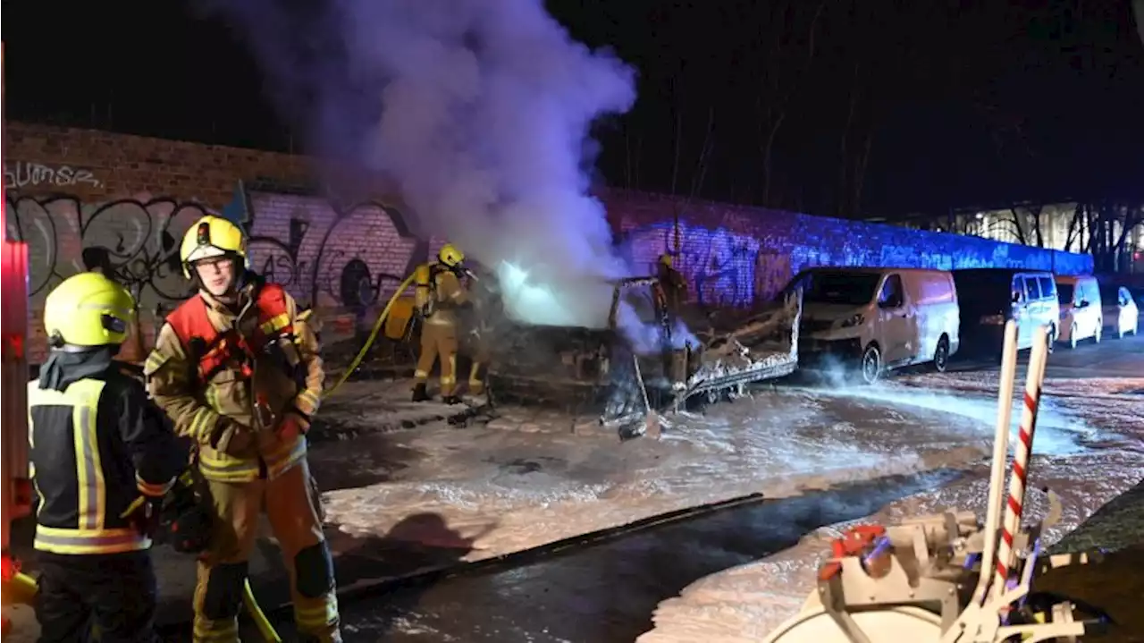 Lichtenberg: Wohnwagen brennt – Feuerwehr sichert Gasflasche