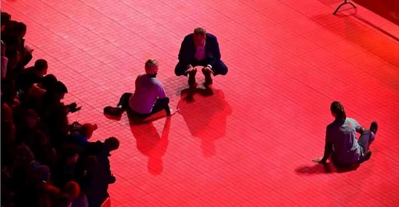 Protest bei der Eröffnung: Klimaaktivisten kleben sich auf roten Teppich der Berlinale