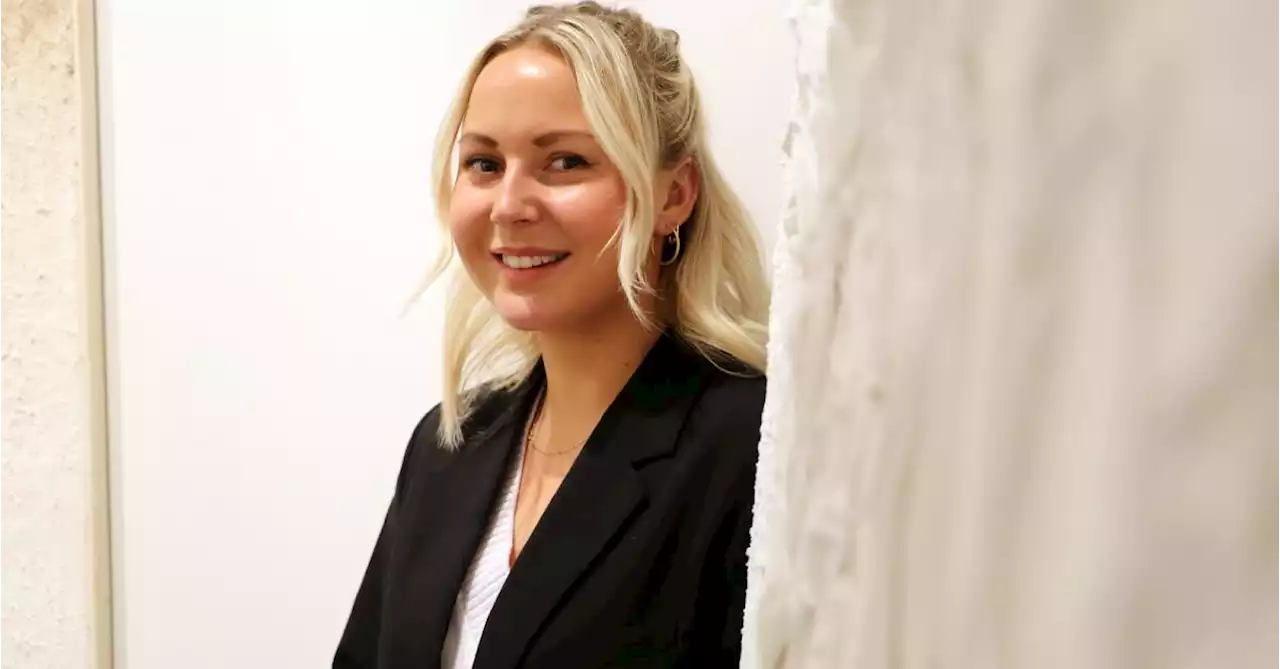 Olivia gör butikslokal till pop up-galleri: ”Försöker vara med lite överallt”