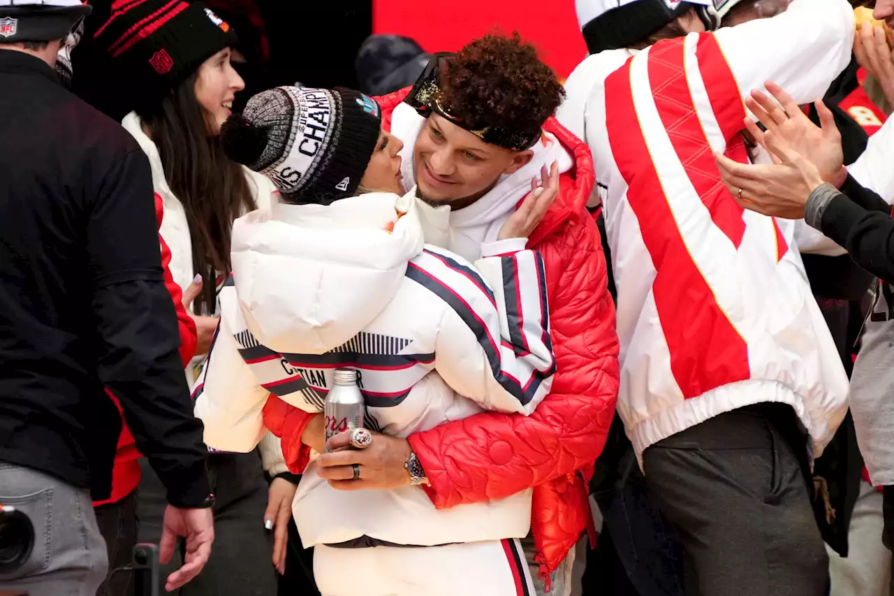 Patrick Mahomes, Brittany Matthews share Chiefs’ Super Bowl parade kiss