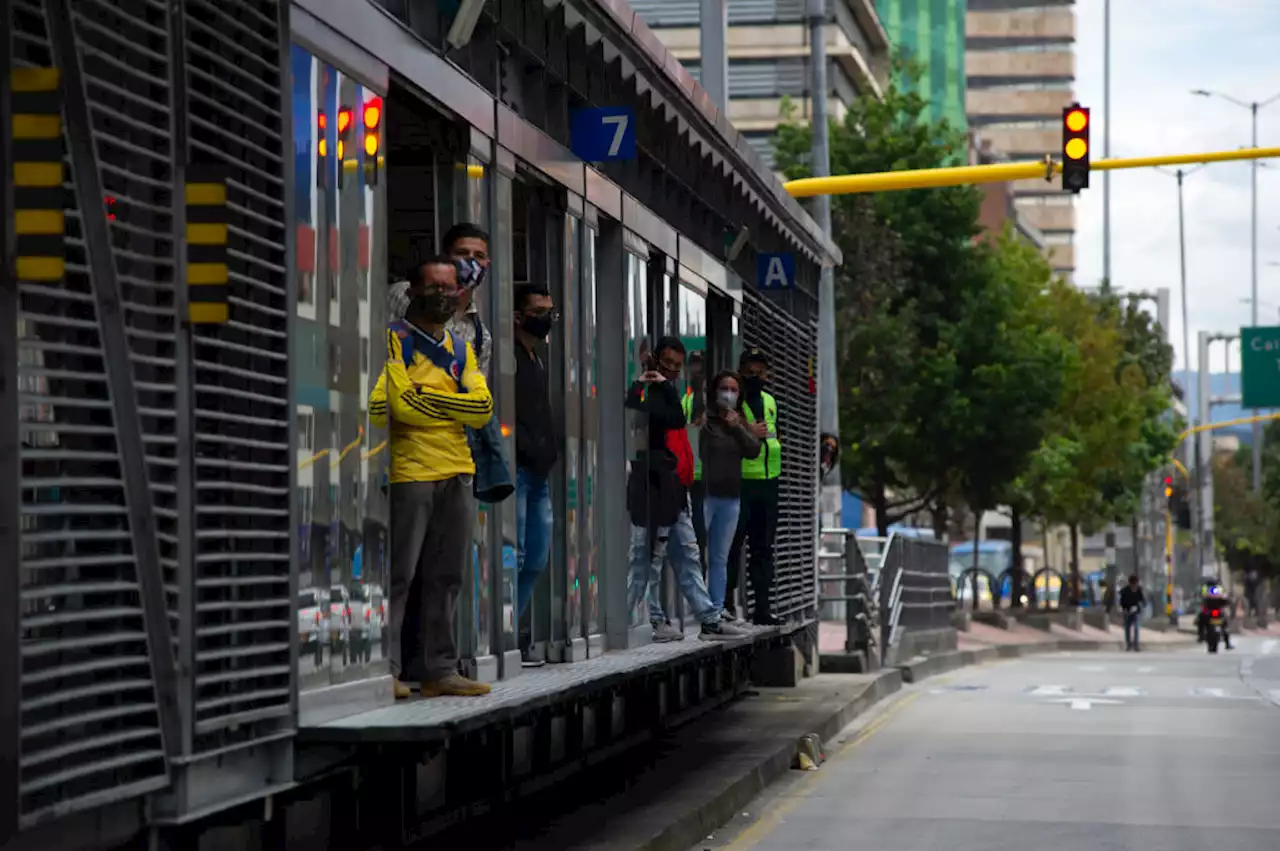 Hecha la ley, hecha la trampa: colados ya saben burlar puertas especiales de Transmilenio - Pulzo