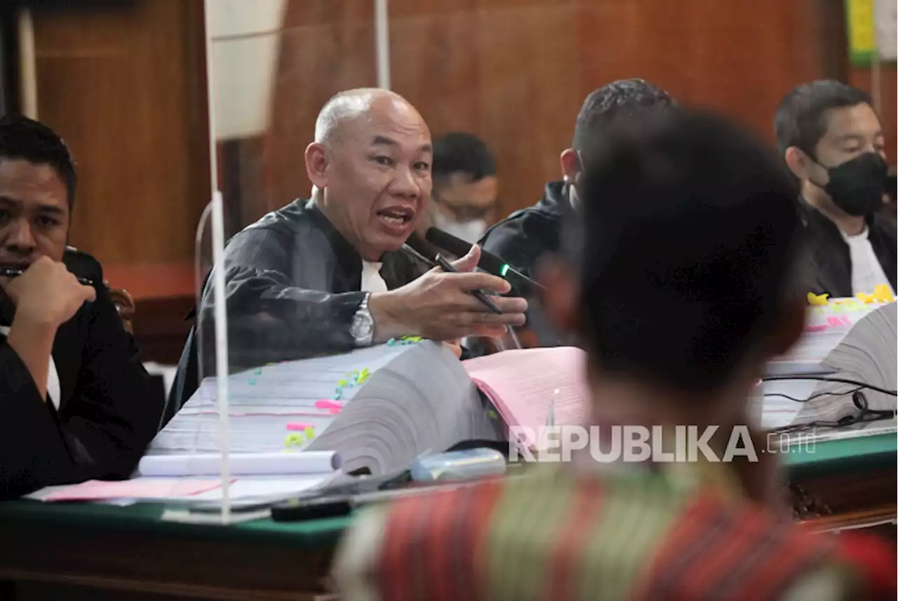 Aksi Brimob Nyanyikan Yel di Sidang Kanjuruhan, Polisi: Spontanitas |Republika Online