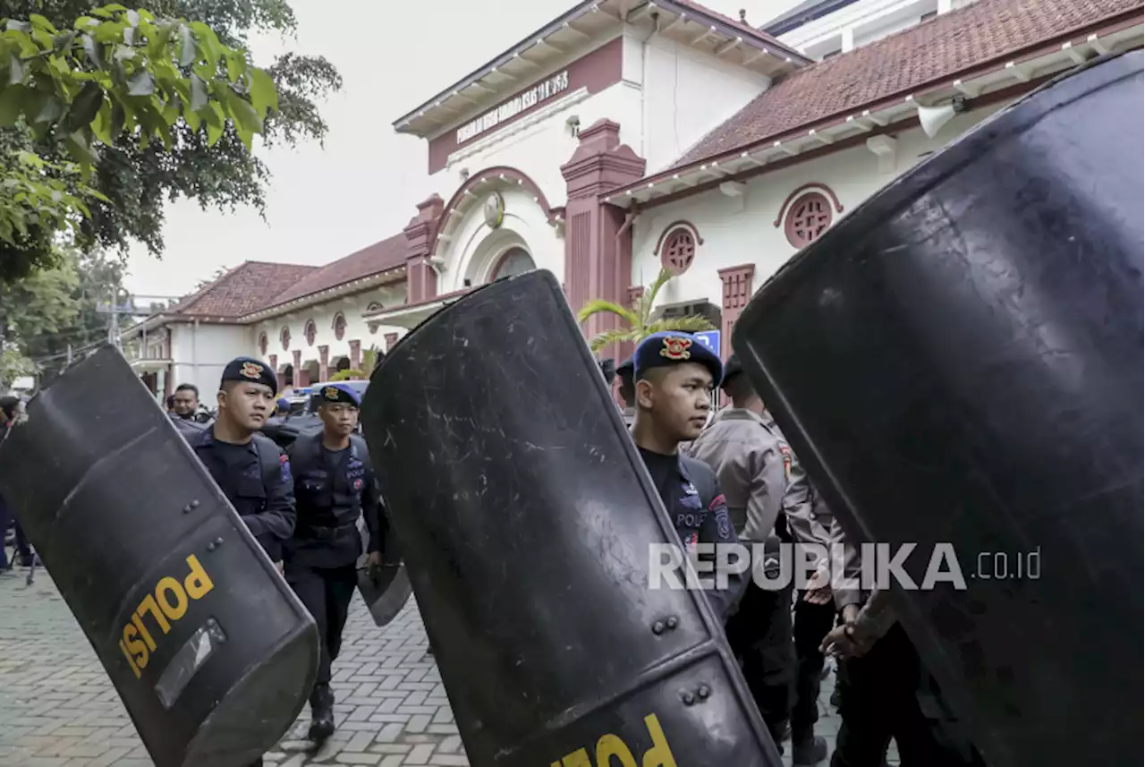 Buntut Nyanyian Yel-Yel Brimob, Pengamanan Sidang Tragedi Kanjuruhan Dievaluasi |Republika Online