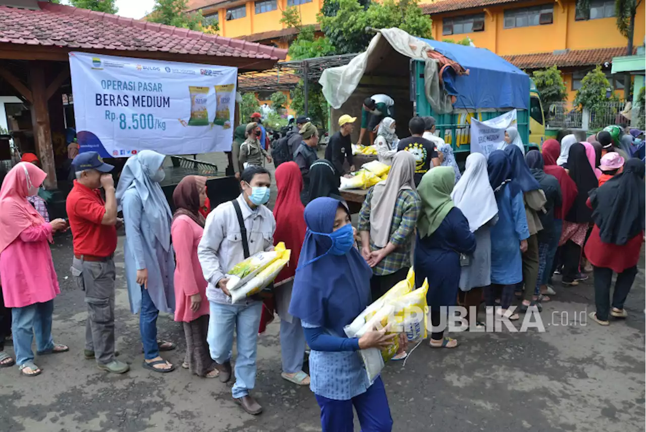 Demi Beras Murah, Warga Padati Operasi Pasar yang Digelar Pemkot Bandung |Republika Online