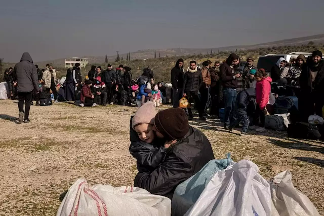 Thousands of Syrian refugees in Turkey rush to a border crossing to return home after quake