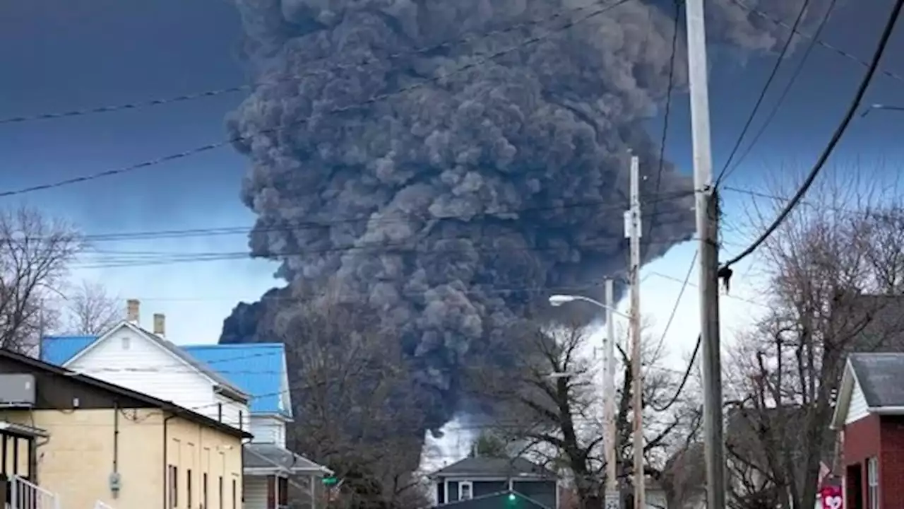 'Deben irse': Alarma por posible catástrofe ambiental luego del descarrilamiento de un tren con químicos tóxicos