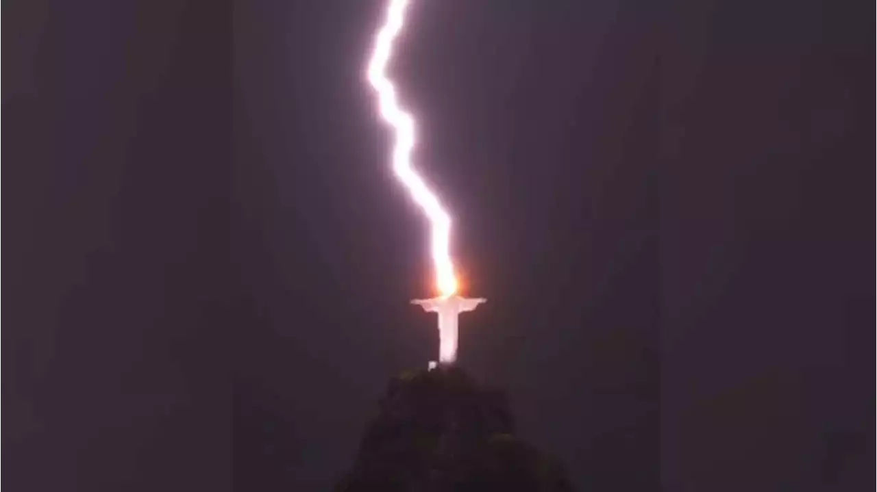 Viral Patung Yesus Penebus di Brasil Tersambar Petir