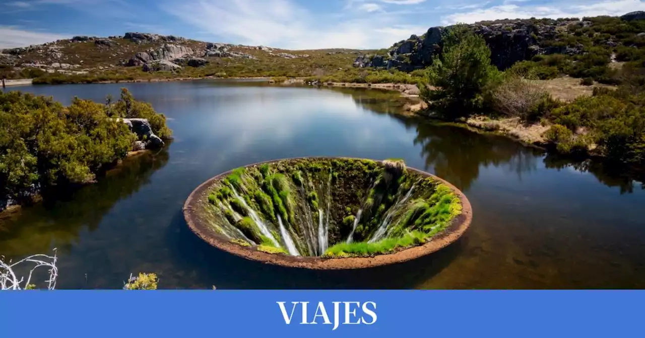 Un lugar increíble en Portugal: así es el agujero surrealista en medio de un lago