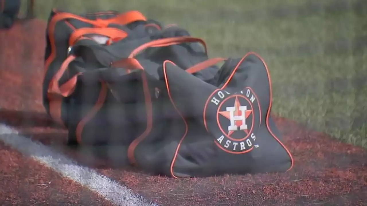 Day 1 of Astros spring training: Players catch up and a new contract is announced