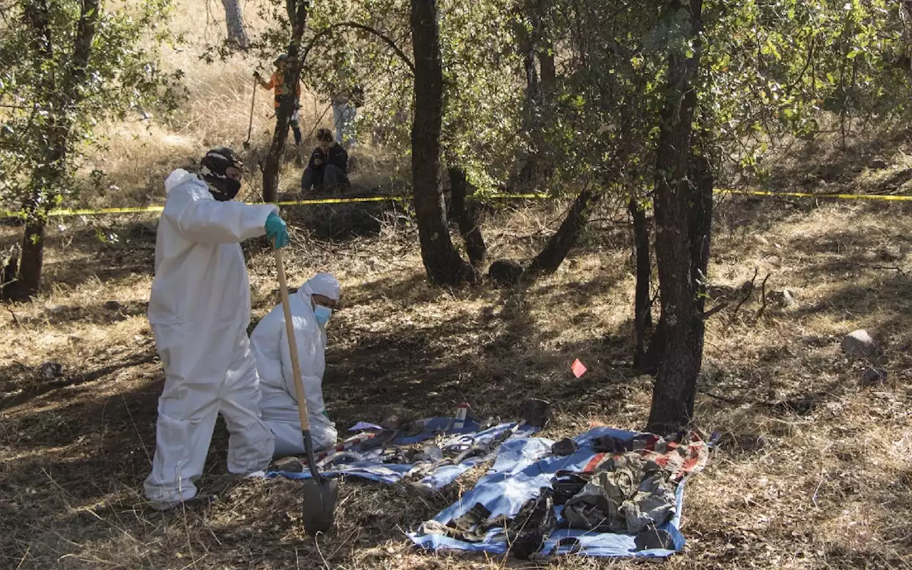 Suben a 31 los cuerpos exhumados en fosas de Tlajomulco, Jalisco