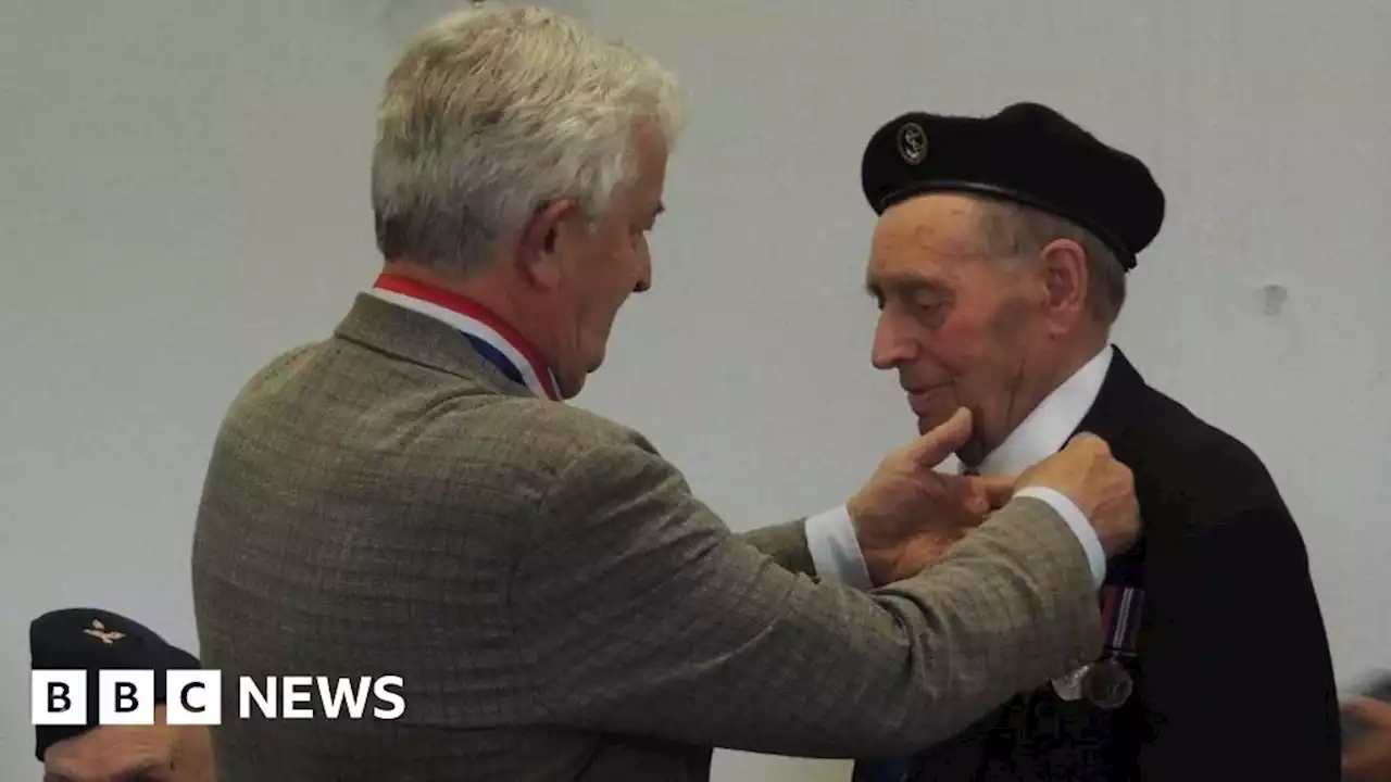 Devon D-Day veteran celebrates 100th birthday with family