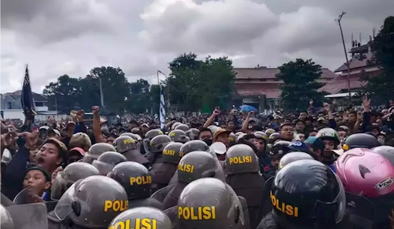 Suporter PSIS Rusuh, Ratusan Polisi Masih Berjaga di Stadion Jatidiri