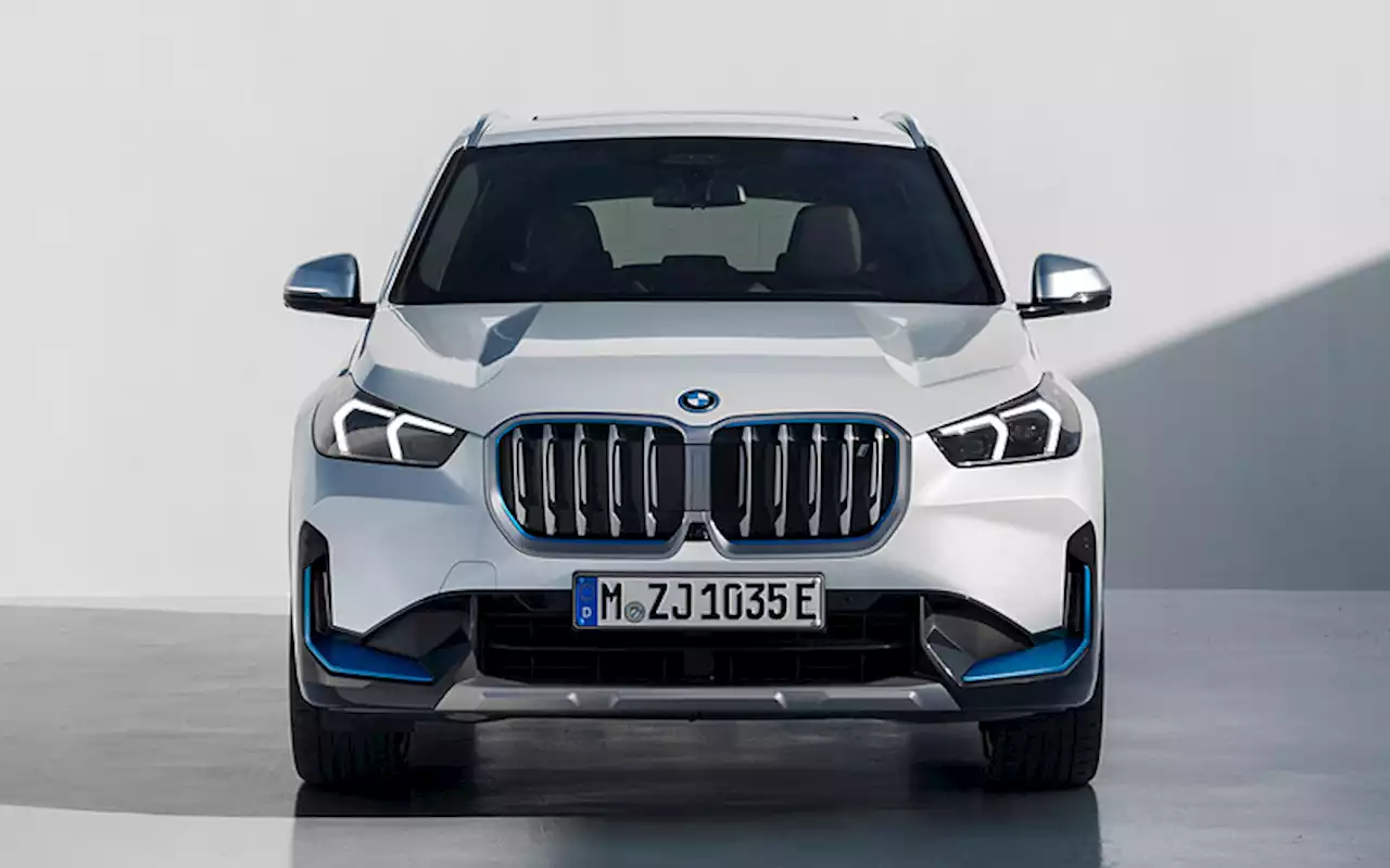 BMW、新型「X1」日本発表 ガソリンモデル「X1」が556万円、EVモデル「iX1」が668万円