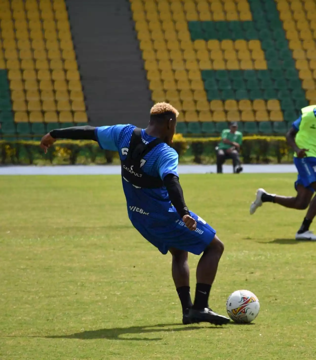 No hay derecho, agresión entre hincha y jugador del Deportes Quindío