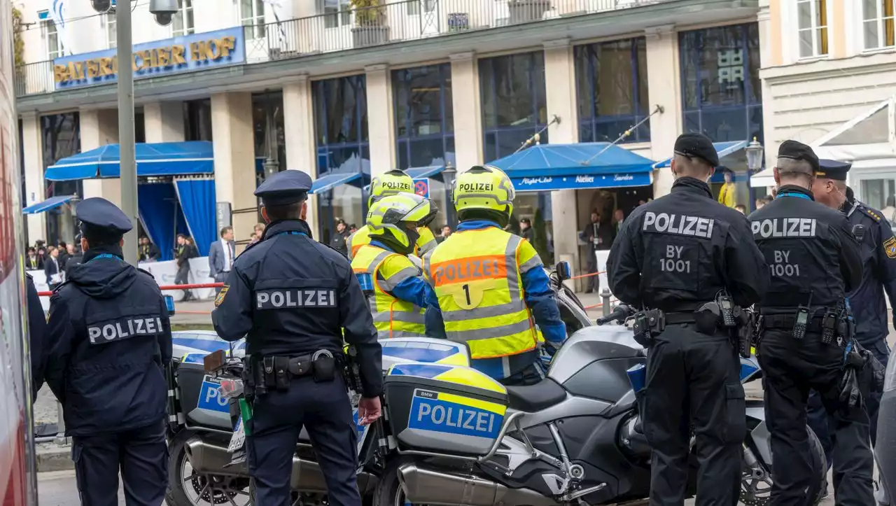 Massives Polizeiaufgebot mit Hunden und Pferden bei Münchner Sicherheitskonferenz