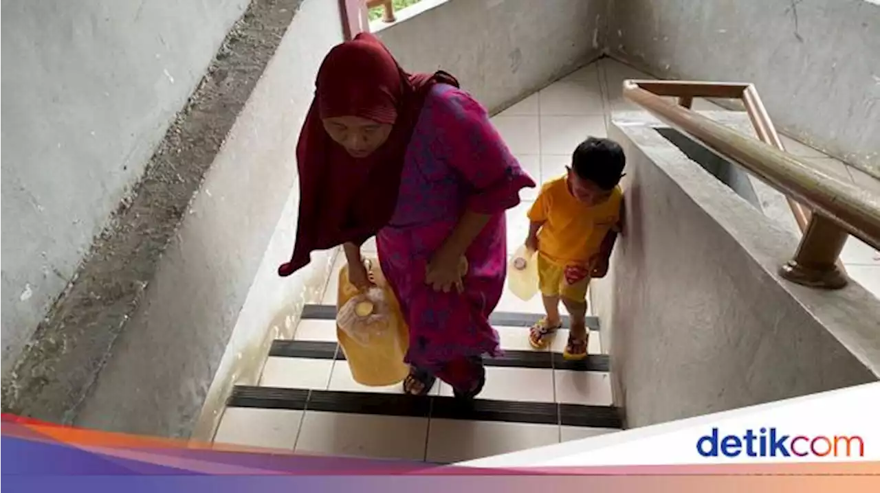 Keran PAM Mati, Ibu-ibu Harus Angkut Air sampai Lantai 5 Rusun Marunda