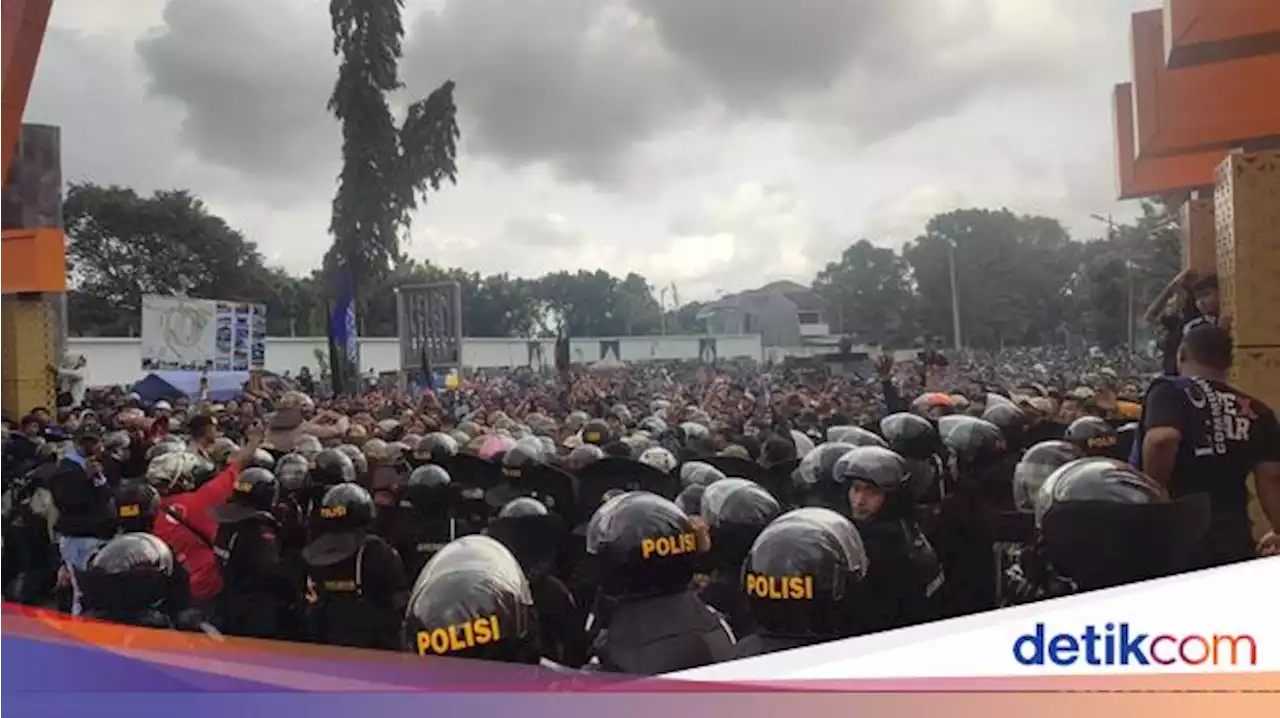 Sederet Potret Bentrok Suporter dan Polisi di Stadion Jatidiri Semarang