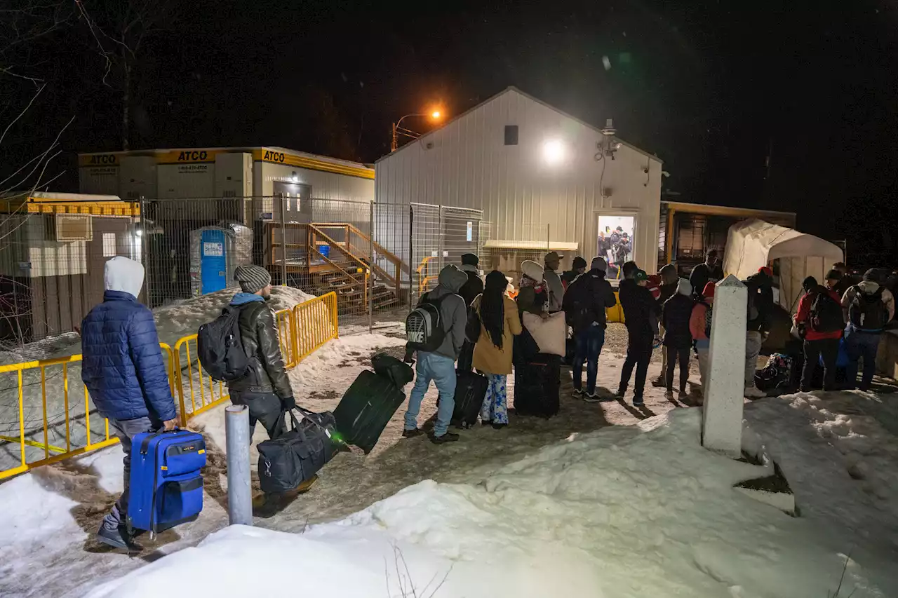 Cientos de emigrantes dejan Nueva York por paso ilegal a Canadá