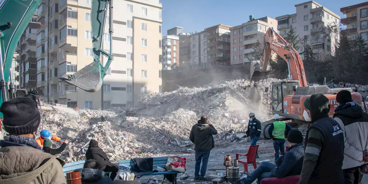 Séismes en Turquie et Syrie : comment expliquer l'effondrement de tant de bâtiments ?