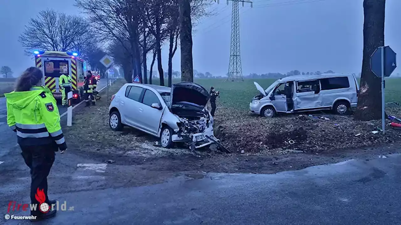 D: Zwei Schwerverletzte bei Seitenkollision Pkw und VW Bus bei Südkampen in Walsrode