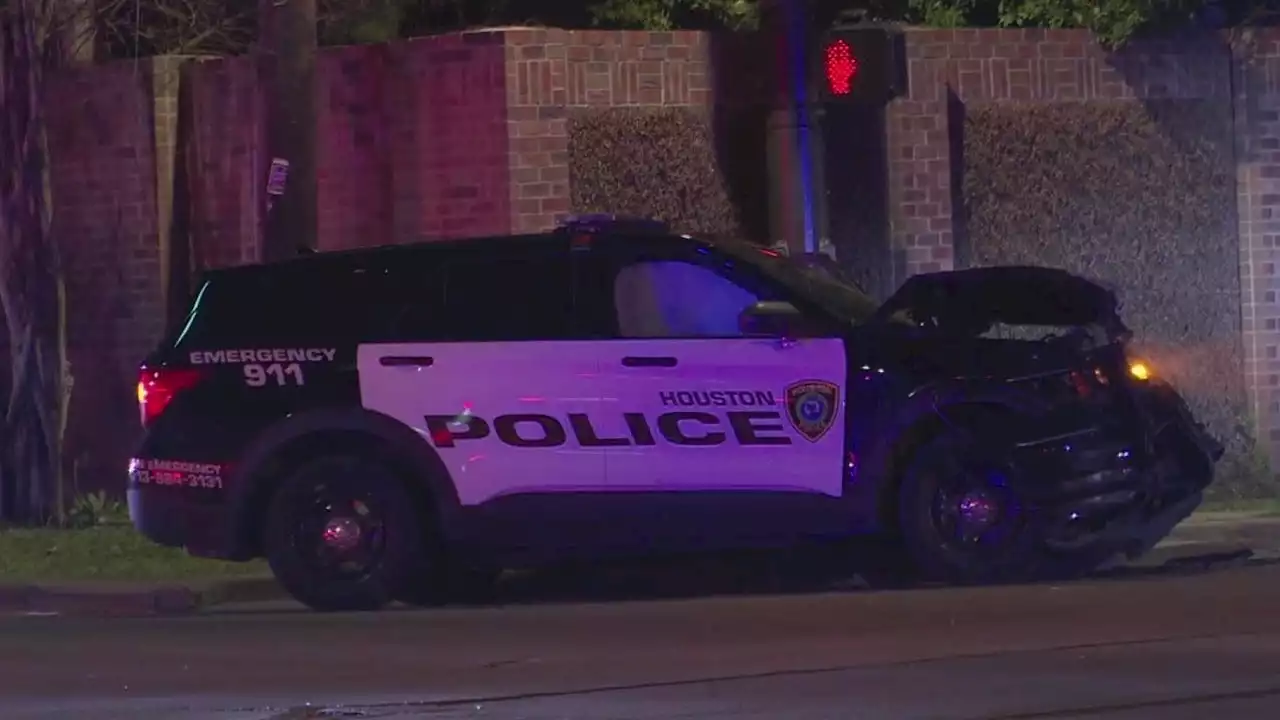 HPD: Officer sustains minor injuries in crash while chasing stolen vehicle