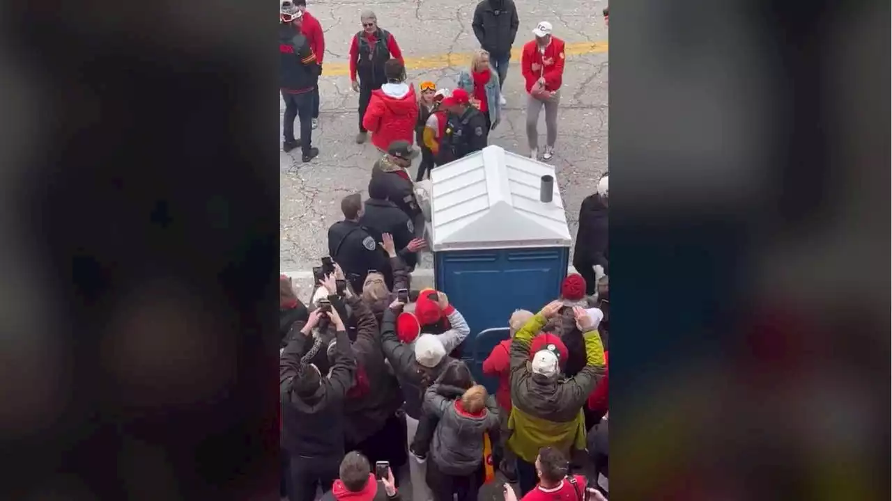 Kansas City Chiefs fans give Patrick Mahomes ovation after port-a-potty visit